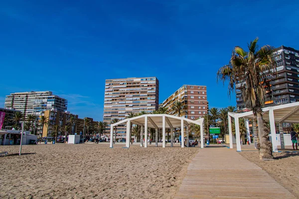 Piękny Nadmorski Krajobraz Plażą Hiszpańskim Mieście Alicante Ciepły Słoneczny Dzień — Zdjęcie stockowe