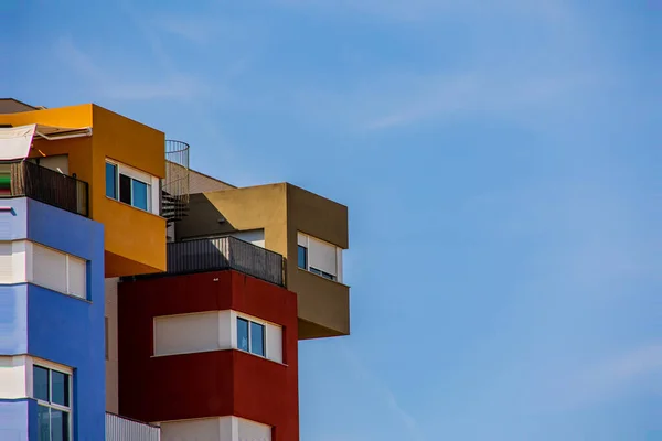 Hermoso Edificio Abstracto Colorido Alicante España Sobre Fondo Azul Cielo —  Fotos de Stock