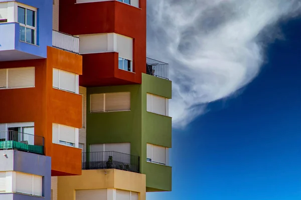 Hermoso Edificio Abstracto Colorido Alicante España Sobre Fondo Azul Cielo —  Fotos de Stock