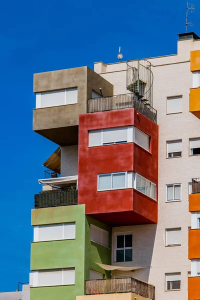 Hermoso Edificio Abstracto Colorido Alicante España Sobre Fondo Azul Cielo —  Fotos de Stock