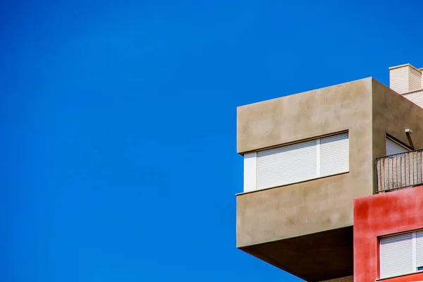 Hermoso Edificio Abstracto Colorido Alicante España Sobre Fondo Azul Cielo —  Fotos de Stock