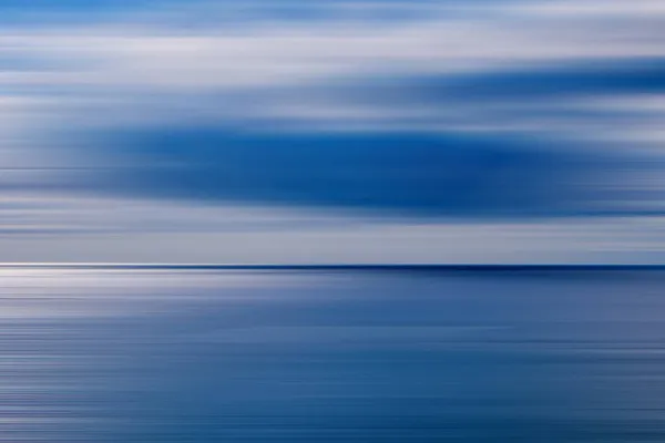 美しい穏やかな青い海辺の風景背景 — ストック写真