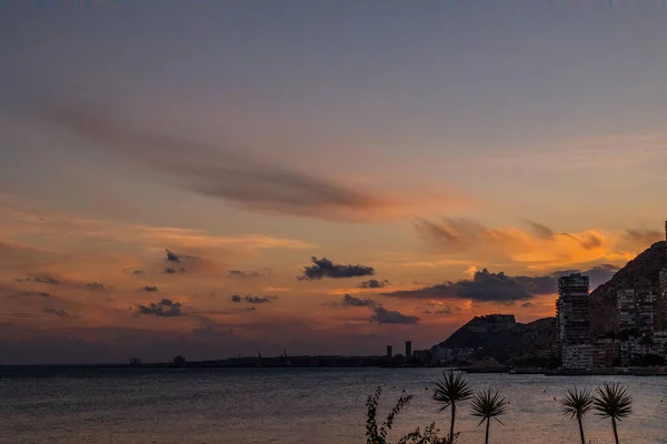 西班牙阿利坎特市海滩上美丽的风景如画的落日 — 图库照片