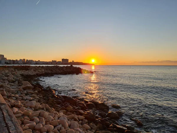 西班牙阿利坎特市海滩上美丽的风景如画的日出 — 图库照片