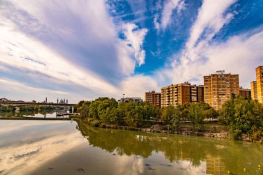 Güzel sonbahar Zaragoza 'daki Ebro Nehri' nin doğal manzarası