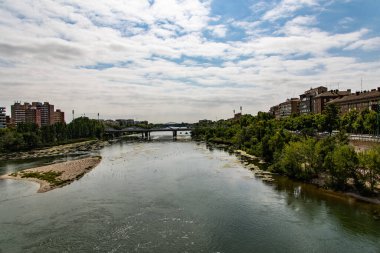 Zaragoza 'nın güzel, modern manzarası yaz günü nehir ve köprüyle birlikte.