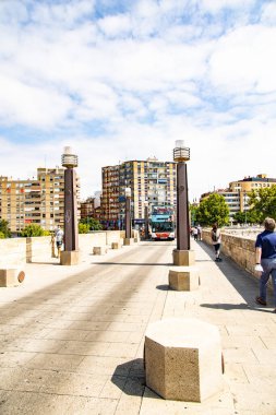 İspanya 'nın Zaragoza şehrinde bir yaz günü trafiği olan tarihi bir köprü.