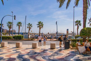 Yazın güneşli bir günde Alicante İspanya 'da yat limanı olan güzel deniz manzarası