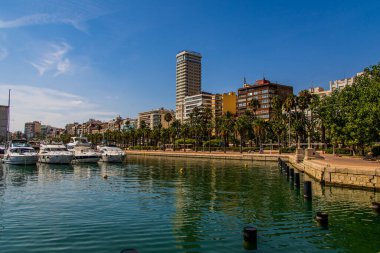 Yazın güneşli bir günde Alicante İspanya 'da yat limanı olan güzel deniz manzarası