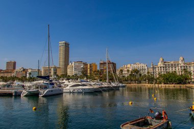 Yazın güneşli bir günde Alicante İspanya 'da yat limanı olan güzel deniz manzarası