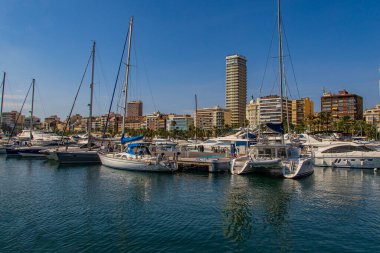 Yazın güneşli bir günde Alicante İspanya 'da yat limanı olan güzel deniz manzarası