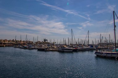 Yazın güneşli bir günde Alicante İspanya 'da yat limanı olan güzel deniz manzarası