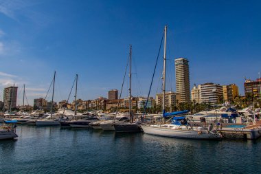 Yazın güneşli bir günde Alicante İspanya 'da yat limanı olan güzel deniz manzarası