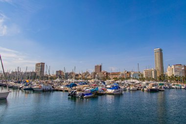 Yazın güneşli bir günde Alicante İspanya 'da yat limanı olan güzel deniz manzarası