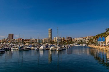 Yazın güneşli bir günde Alicante İspanya 'da yat limanı olan güzel deniz manzarası