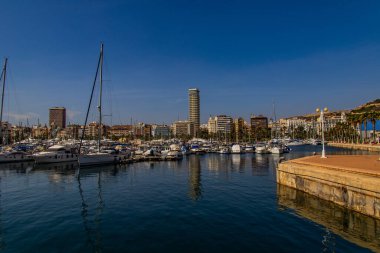 Yazın güneşli bir günde Alicante İspanya 'da yat limanı olan güzel deniz manzarası