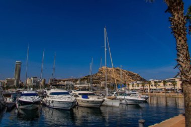 Yazın güneşli bir günde Alicante İspanya 'da yat limanı olan güzel deniz manzarası