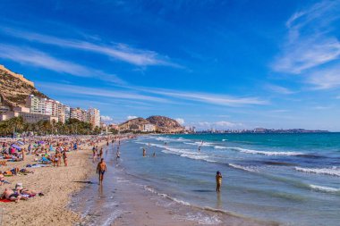 Güneşli bir günde İspanya 'nın Alicante şehrinde güzel bir yaz plajı manzarası