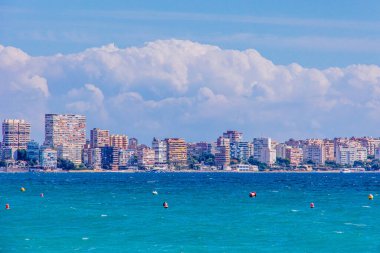 Güneşli bir günde İspanya 'nın Alicante şehrinde güzel bir yaz plajı manzarası