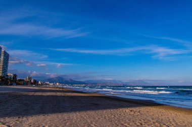 Güneşli bir günde Alicante İspanya 'daki San Juan plajının güzel sakin deniz manzarası