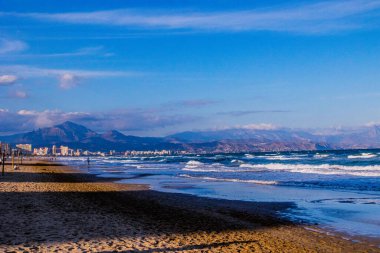 Güneşli bir günde Alicante İspanya 'daki San Juan plajının güzel sakin deniz manzarası