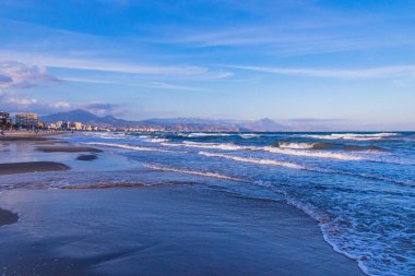 Güneşli bir günde Alicante İspanya 'daki San Juan plajının güzel sakin deniz manzarası