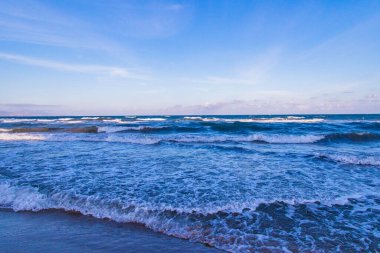 Güneşli bir günde Alicante İspanya 'daki San Juan plajının güzel sakin deniz manzarası