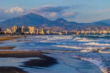 Güneşli bir günde Alicante İspanya 'daki San Juan plajının güzel sakin deniz manzarası
