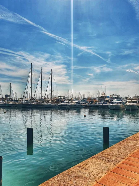 Gyönyörű Tengerparti Táj Jacht Kikötő Alicante Spanyolország Egy Nyári Meleg — Stock Fotó