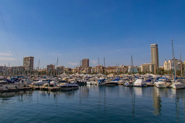 Yazın güneşli bir günde Alicante İspanya 'da yat limanı olan güzel deniz manzarası