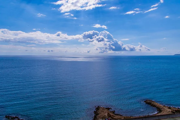 Красивый Спокойный Голубой Морской Пейзаж Водой Небом Парусниками — стоковое фото