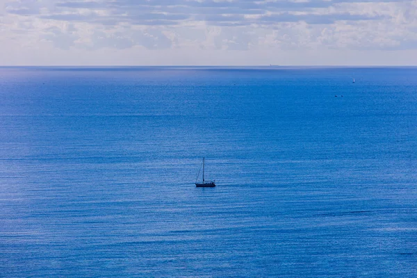 Schöne Ruhige Blaue Küstenlandschaft Mit Wasser Und Himmel Und Segelbooten — Stockfoto