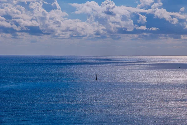 Красивый Спокойный Голубой Морской Пейзаж Водой Небом Парусниками — стоковое фото