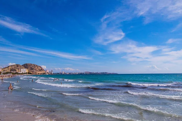 Schöne Sommerliche Strandlandschaft Der Spanischen Stadt Alicante Einem Sonnigen Tag — Stockfoto