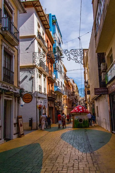 Hermosa Calle Característica Interesante Casco Antiguo Alicante España Con Crestas —  Fotos de Stock