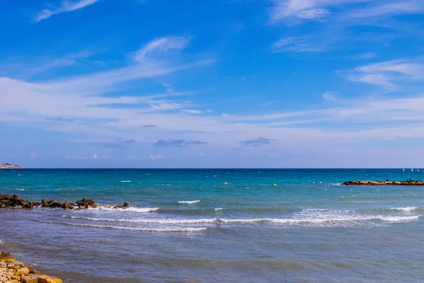 Schöne Ruhige Blaue Küstenlandschaft Mit Wasser Und Himmel Und Segelbooten — Stockfoto