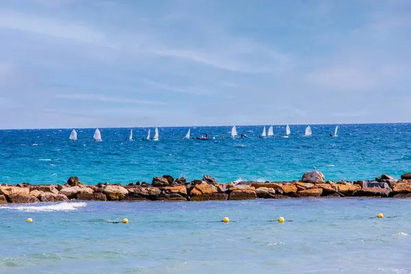 Schöne Ruhige Blaue Küstenlandschaft Mit Wasser Und Himmel Und Segelbooten — Stockfoto