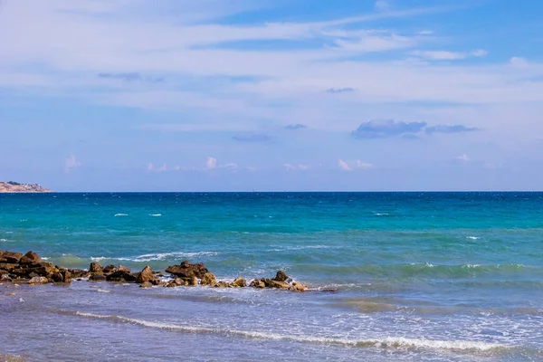 Schöne Ruhige Blaue Küstenlandschaft Mit Wasser Und Himmel Und Segelbooten — Stockfoto