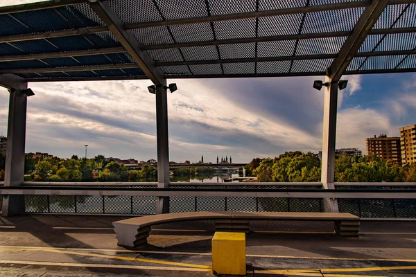 Beau Paysage Passerelle Piétonne Saragosse Dans Une Belle Journée Automne — Photo