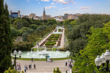 Saragossa İspanya 'daki güzel büyük yeşil park güneşli bir günde gözleme noktasında 