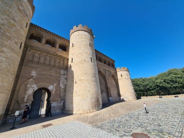 Sıcak ve güneşli bir günde Saragossa İspanya 'da büyük bir tarihi eser.