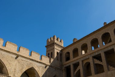 Sıcak ve güneşli bir günde Saragossa İspanya 'da büyük bir tarihi eser.