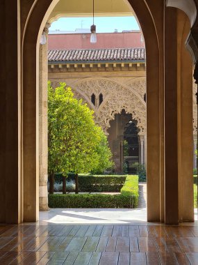 Ilık ve güneşli bir günde Saragossa İspanya 'da büyük bir tarihi eser.