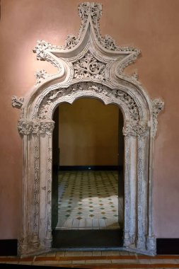 Ilık ve güneşli bir günde Saragossa İspanya 'da büyük bir tarihi eser.