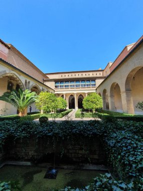 Ilık ve güneşli bir günde Saragossa İspanya 'da büyük bir tarihi eser.