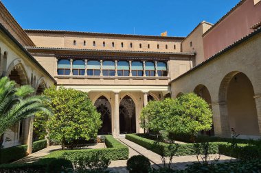 Ilık ve güneşli bir günde Saragossa İspanya 'da büyük bir tarihi eser.