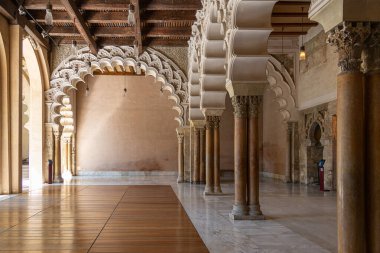 Ilık ve güneşli bir günde Saragossa İspanya 'da büyük bir tarihi eser.