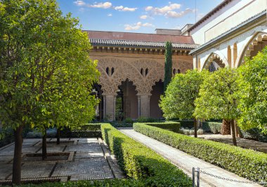 Ilık ve güneşli bir günde Saragossa İspanya 'da büyük bir tarihi eser.