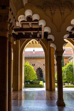 Ilık ve güneşli bir günde Saragossa İspanya 'da büyük bir tarihi eser.