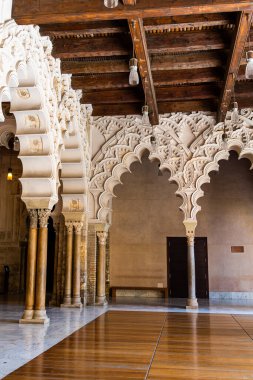 Ilık ve güneşli bir günde Saragossa İspanya 'da büyük bir tarihi eser.